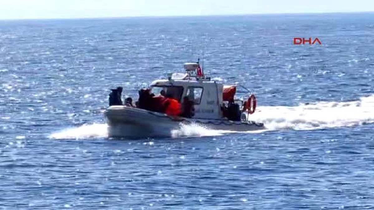 Çanakkale - Botları Su Alan Kaçakları Sahil Güvenlik Kurtardı