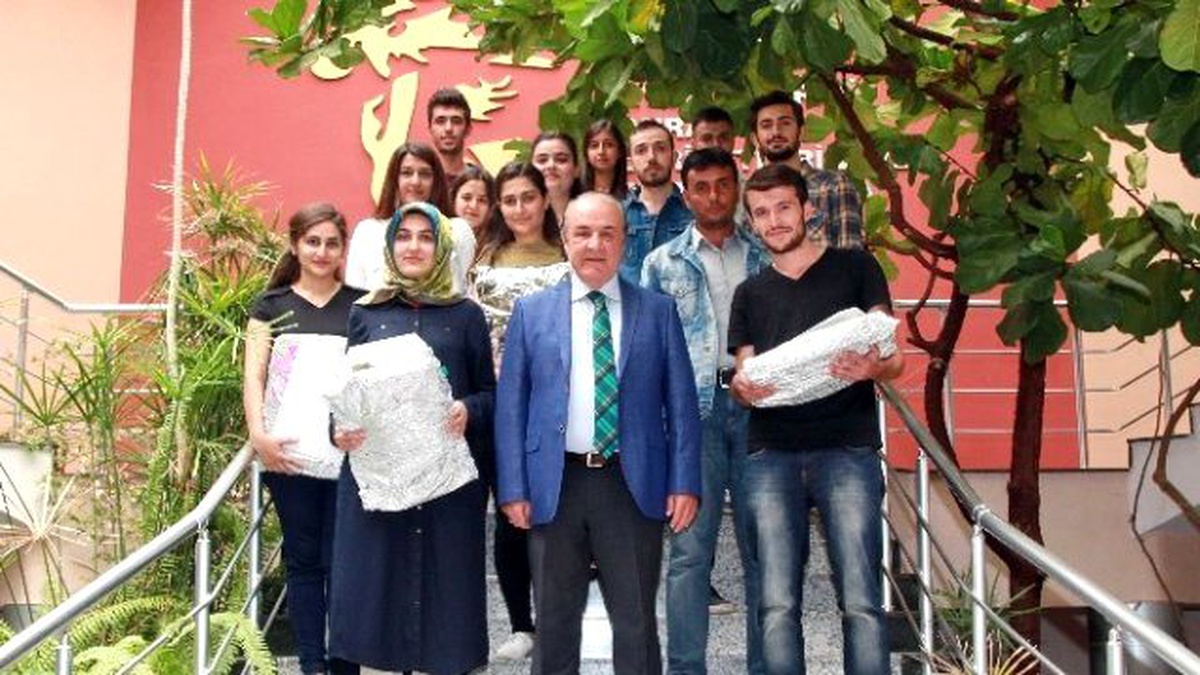 Gaziantep Üniversitesi YÖK Başkanı Yekta Saraç, Tercih Birincilerine Teşekkür Plaketi Verdi