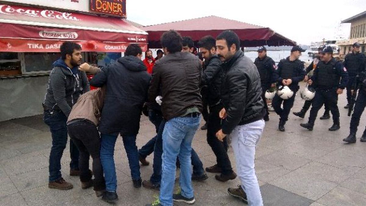 Kadıköy İskelesi\'nde Eylemcilere Müdahale