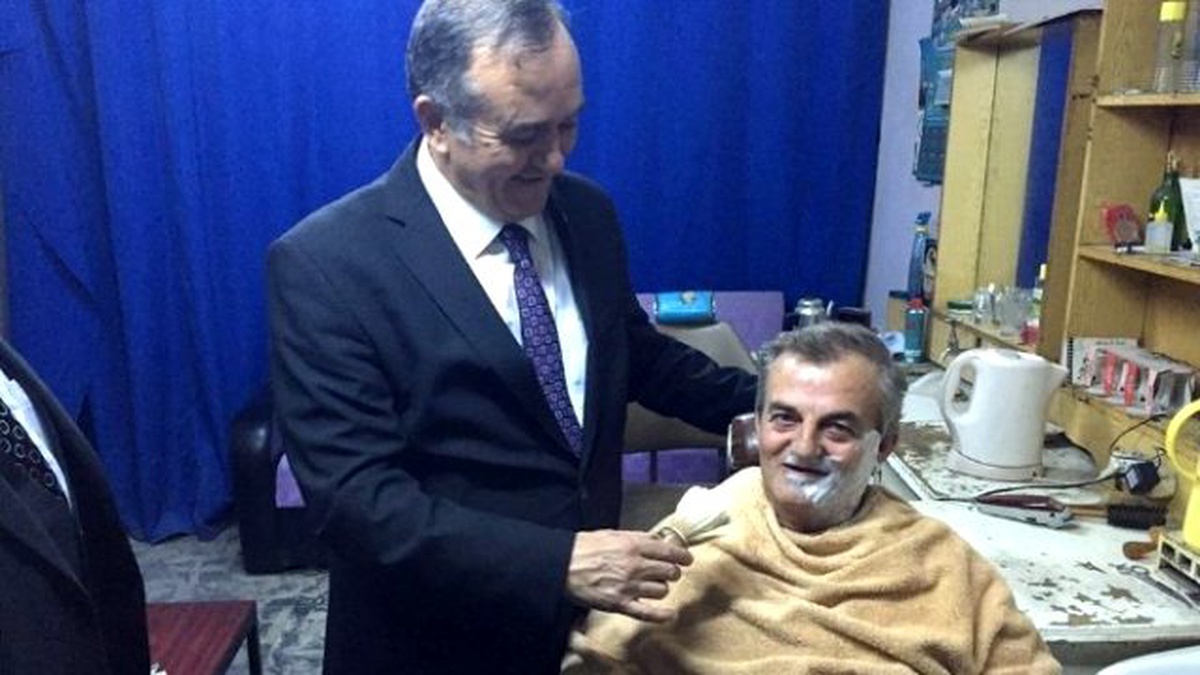 MHP\'li Vekil Zeytin Topladı, Tıraş Etti