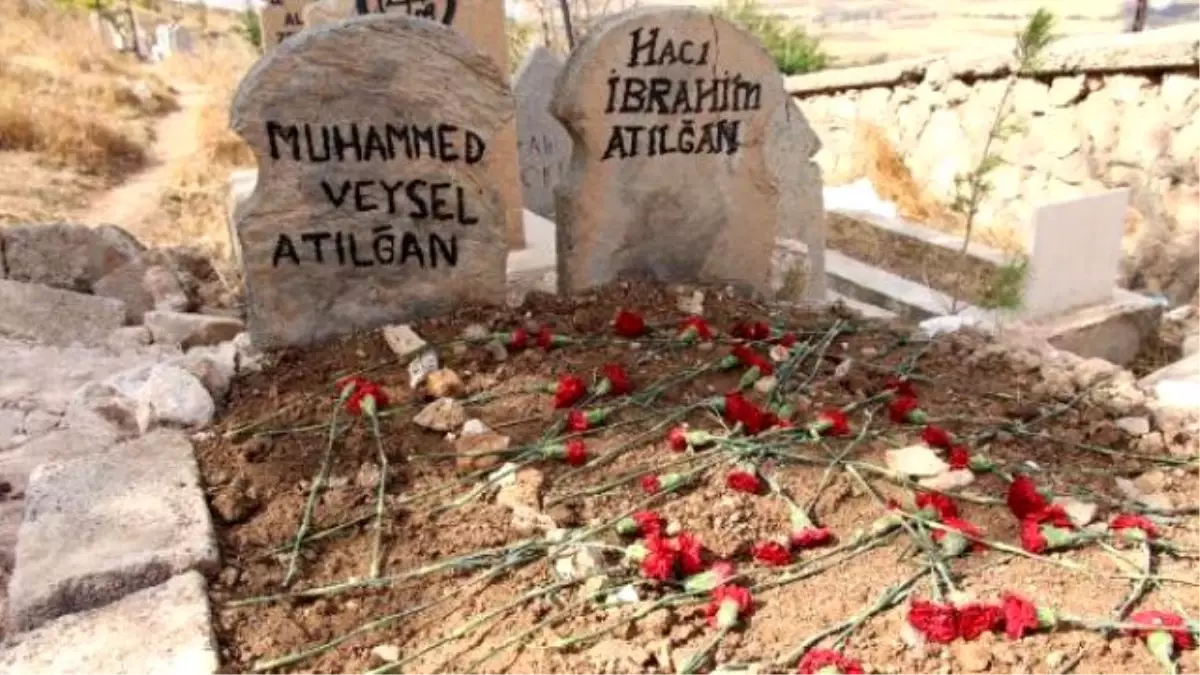 Muhammed ve Babasının Mezarları Karanfillerle Donatıldı