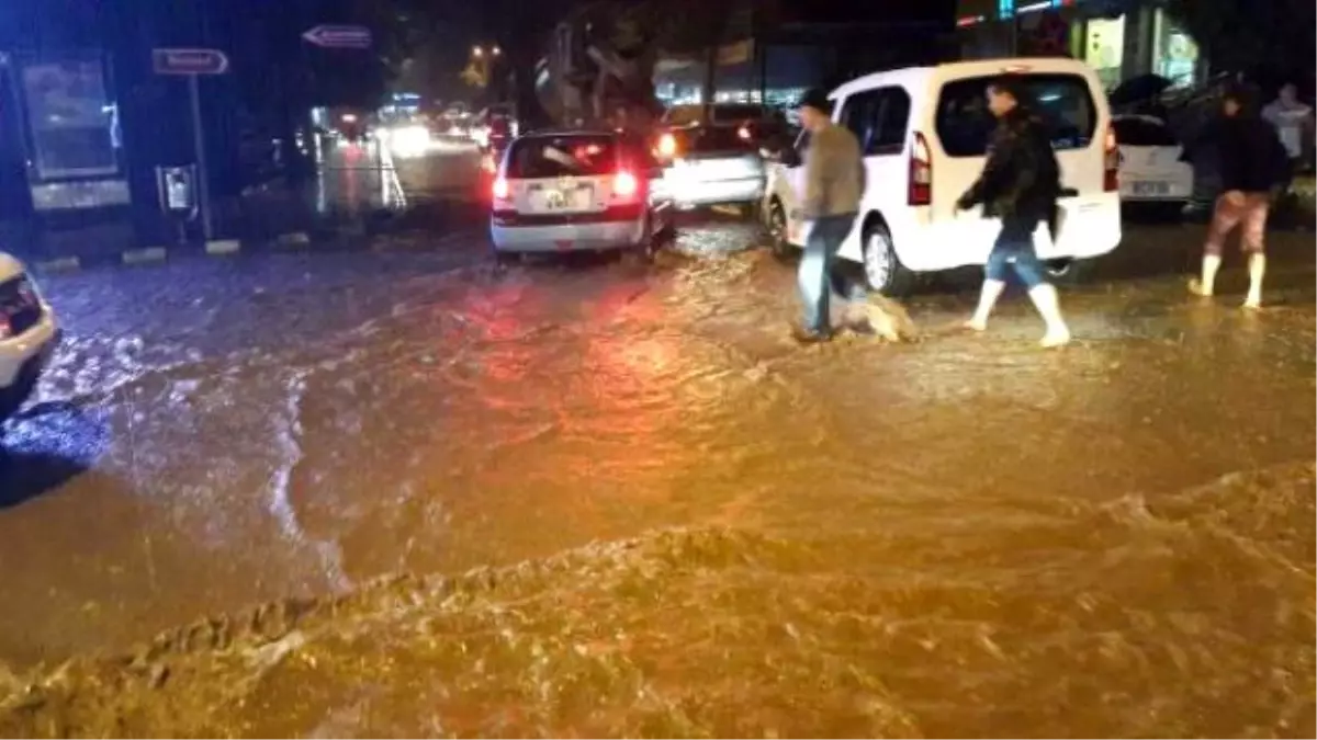 Ordu ve Samsun\'da Sağanak Yağmur Yaşamı Etkiledi