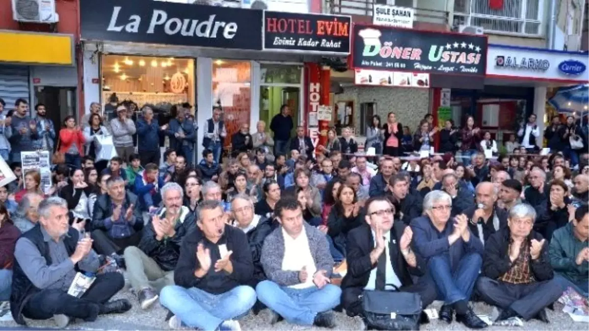 Oturarak Terörü Protesto Ettiler