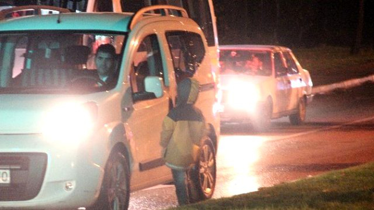 Akıllı Telefonlu Dilenci 5 Yaşındaki Kardeşini Trafiğin İçine Attı