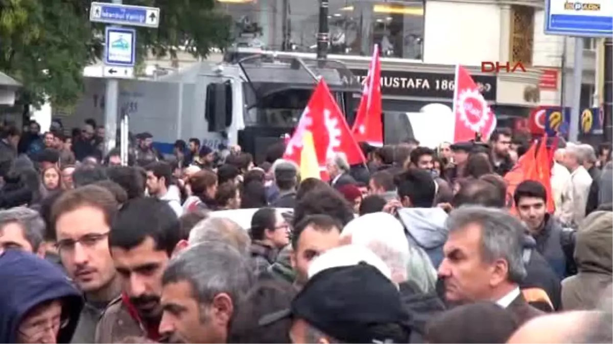 Sirkeci\'den Beyazıt\'a Yürümek İsteyen Gruba Polis Engeli