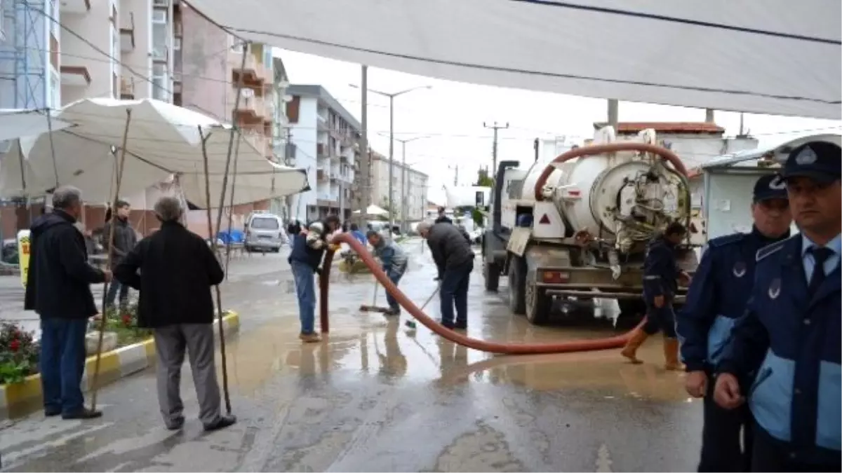 Su Patlağı Pazarcıların Pazar Kurmasını Engelledi