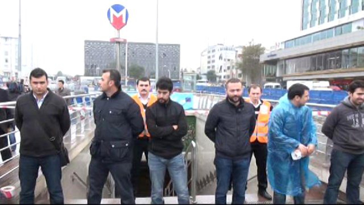 Taksim Metro İstasyonu\'nu "İhbar" Kapattırdı