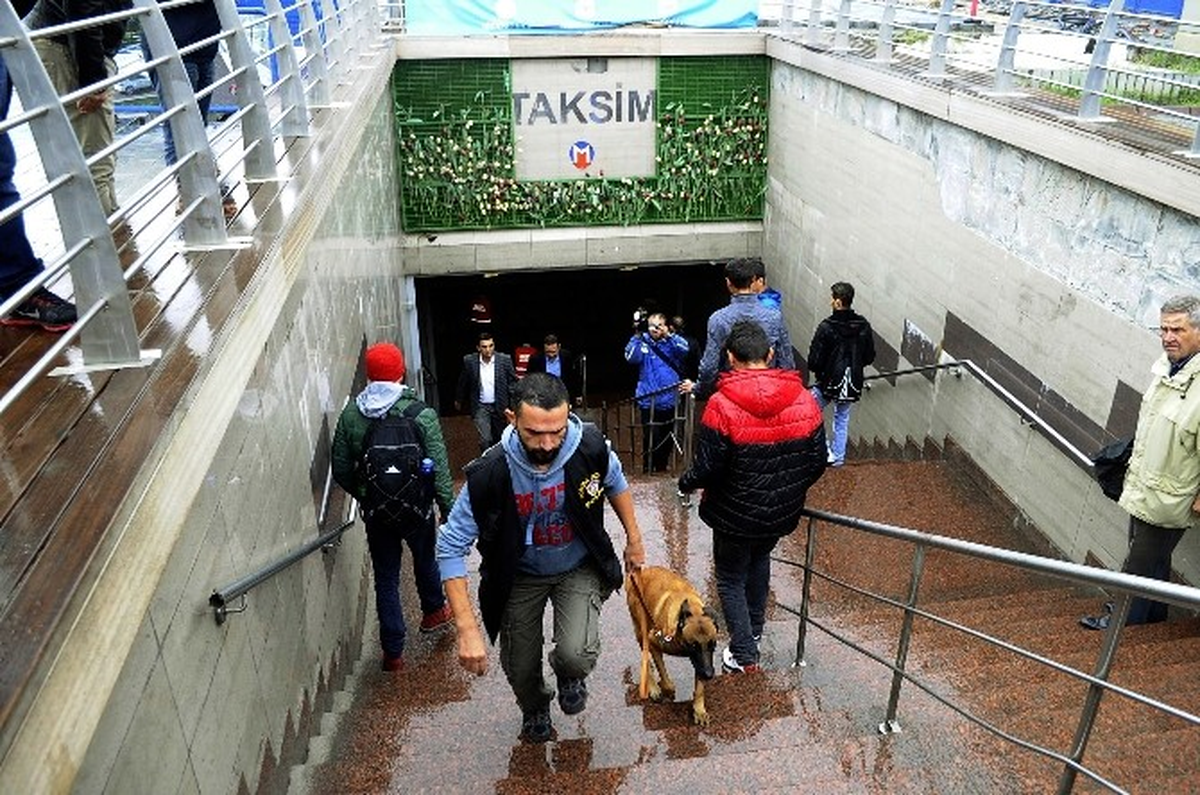 Taksim Metrosu\'nda Bomba İhbarı Yapılması Nedeniyle Polis Arama Yaptı