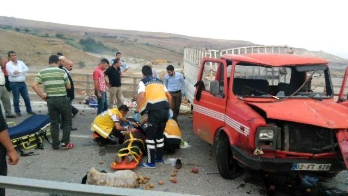 Tekeri Patlayan Kamyonet Köprünün Bariyerlerine Çarptı