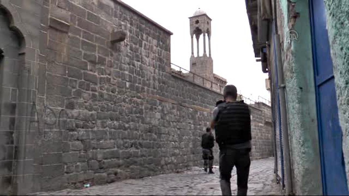 Teröristlerin Üs Gibi Kullandığı Camide Polisler Namaz Kıldı