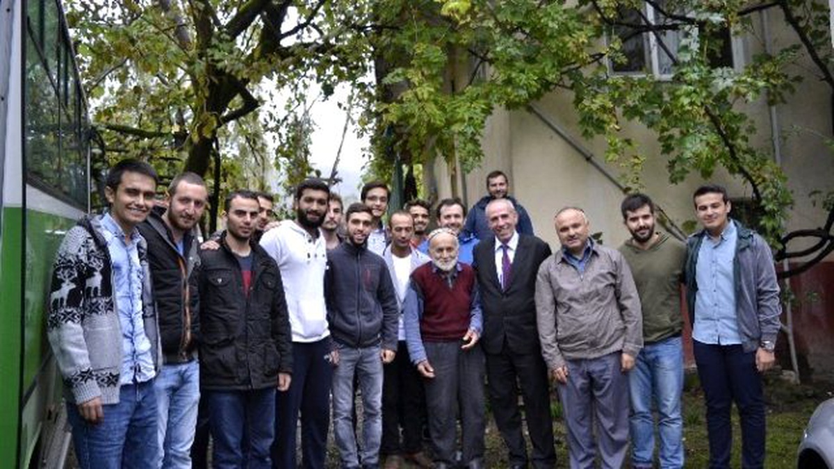81 Yaşındaki Bekir Dedeye Öğrencilerden Yardım