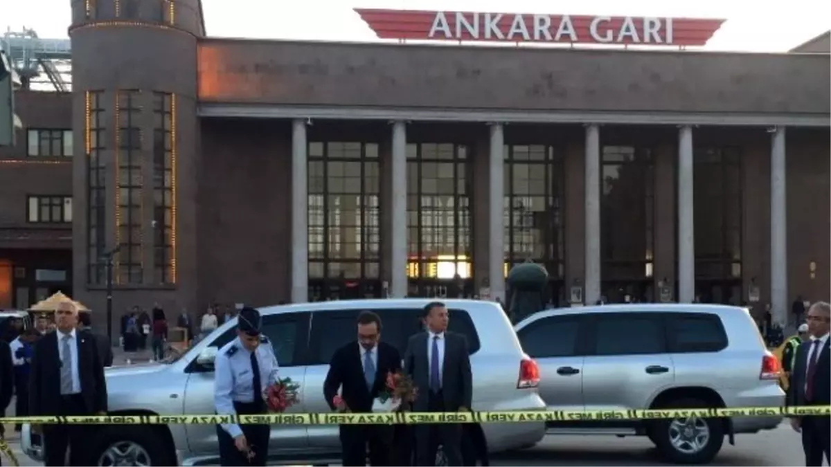 ABD Büyükelçisi Bass Patlamanın Olduğu Alana Çiçek Bıraktı