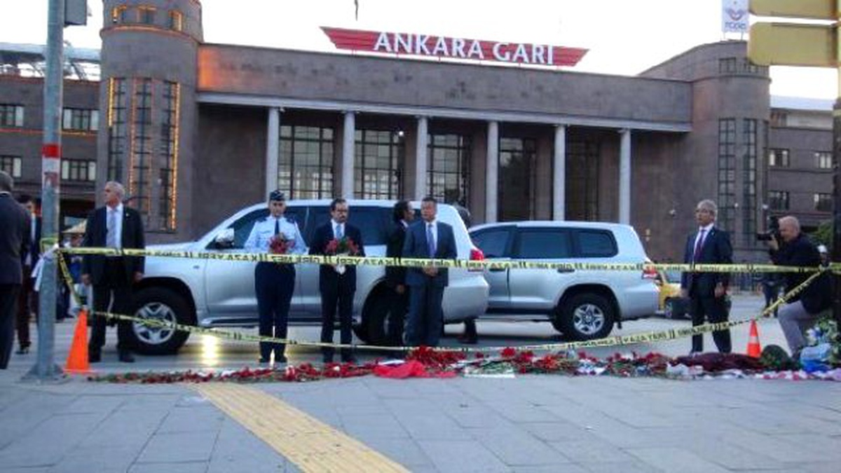 ABD Büyükelçisi, Patlamanın Olduğu Meydana Karanfil Bıraktı