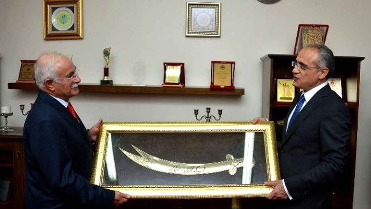 Bakan Topçu\'dan Cem Vakfına Ziyaret