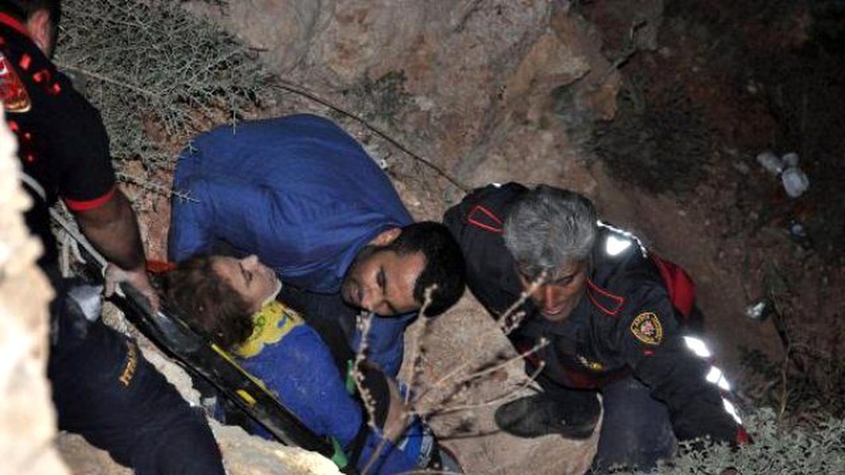 Bunalıma Giren Genç Kız Falezlerden Atladı
