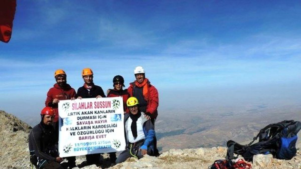 Demirkazık Zirvesinden Barışa Haykırış