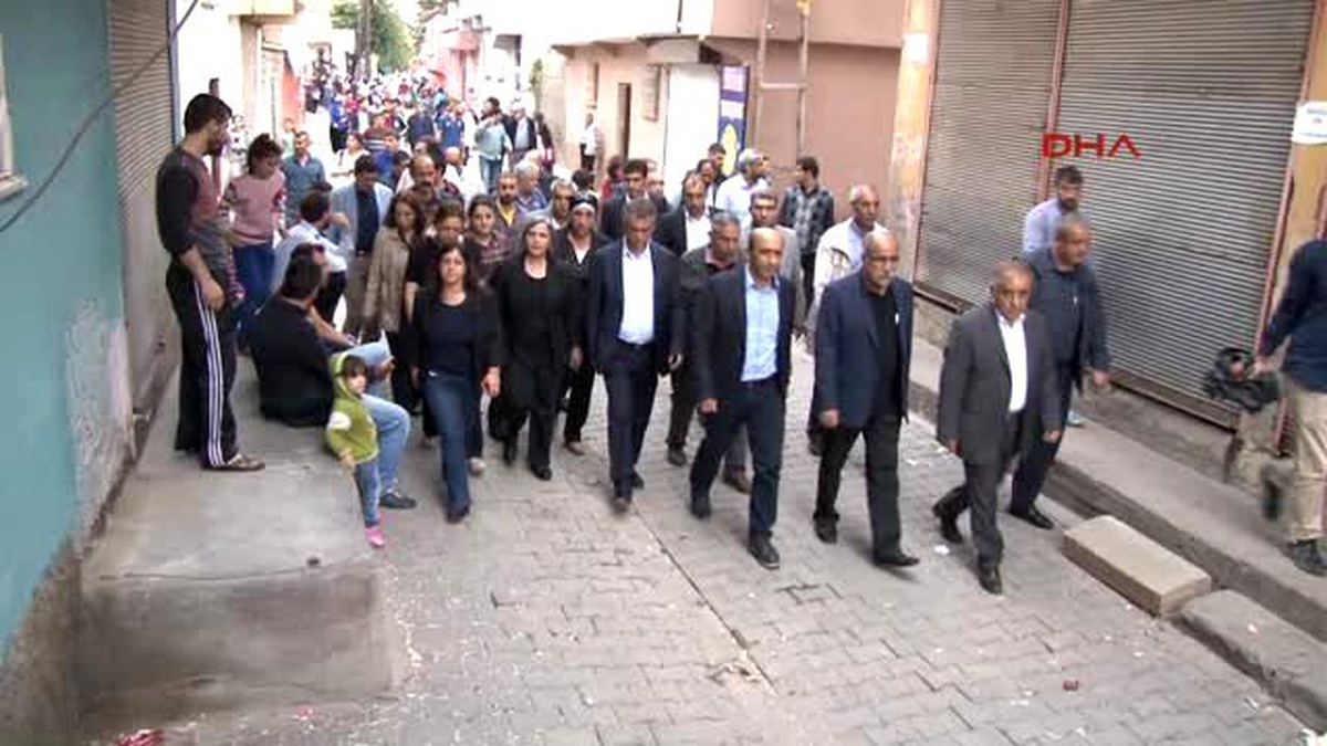 Diyarbakır\'da Sokağa Çıkma Yasağı Uygulanan Mahallelerdeki Operasyonlarda Cephanelik Çıktı