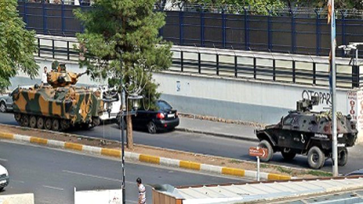 Diyarbakır Sokaklarından Tanklar Geçti