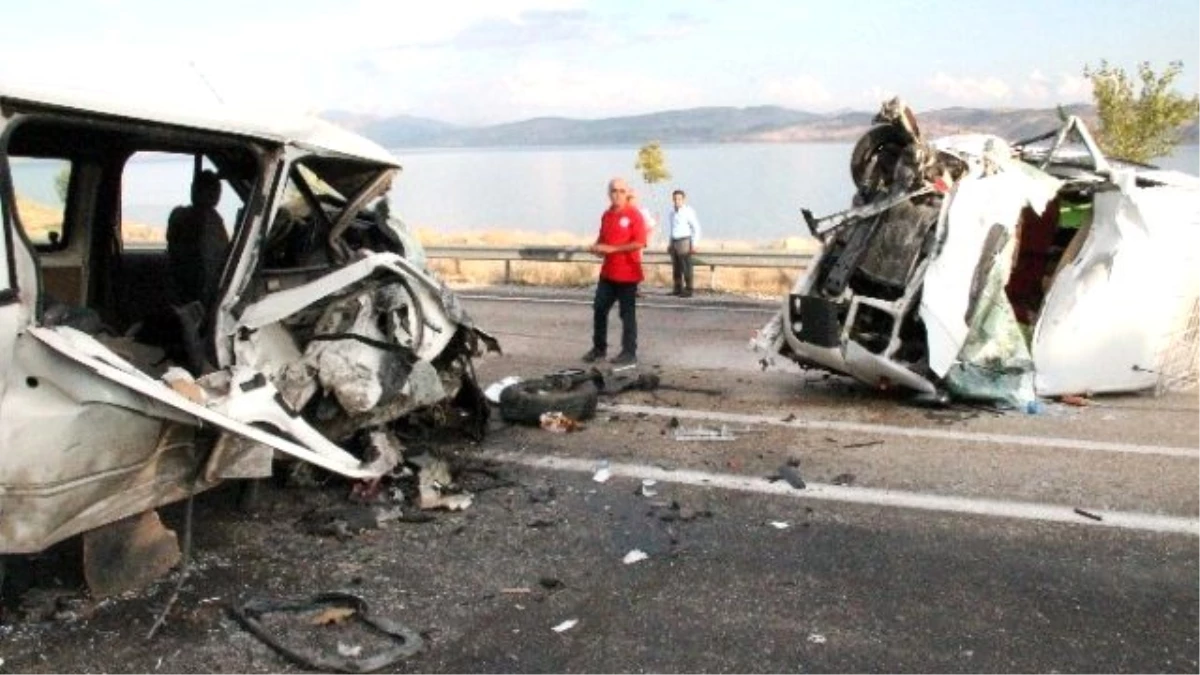 Elazığ\'da Minibüsler Çarpıştı: 1 Ölü, 6 Yaralı
