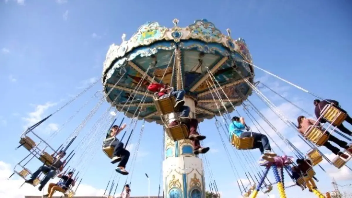 Engelli Çocuklar Lunaparkta Doyasıya Eğlendi