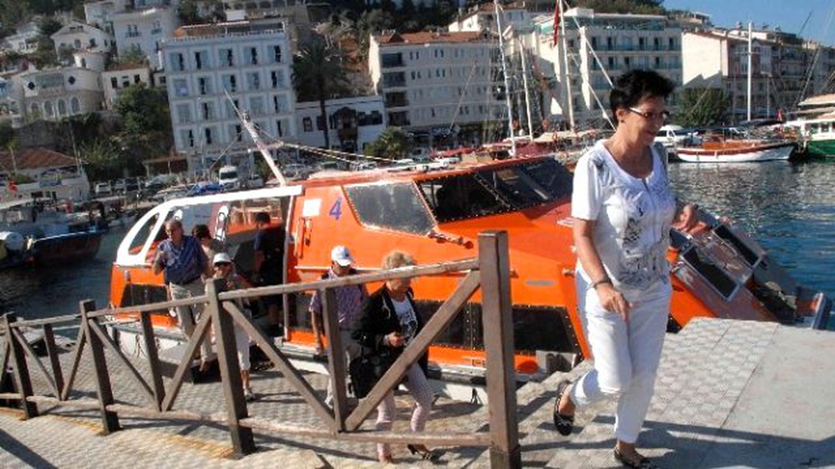 İskele Olmayınca Turistler Filikalarla Taşınıyor