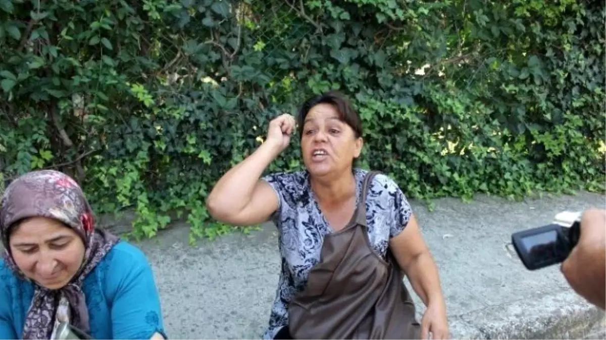 İşten Çıkarılan İşçiler Otel Önünde Eylem Yaptı