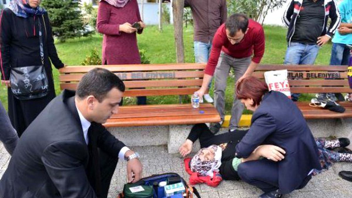 Kaymakamlıkta Bayılan Kadına Doktor Başkandan Müdahale