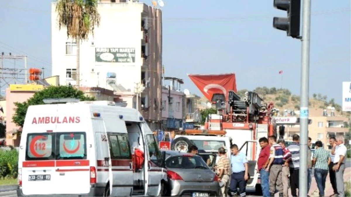 Mersin\'de Ambulans ile Otomobil Çarpıştı: 8 Yaralı