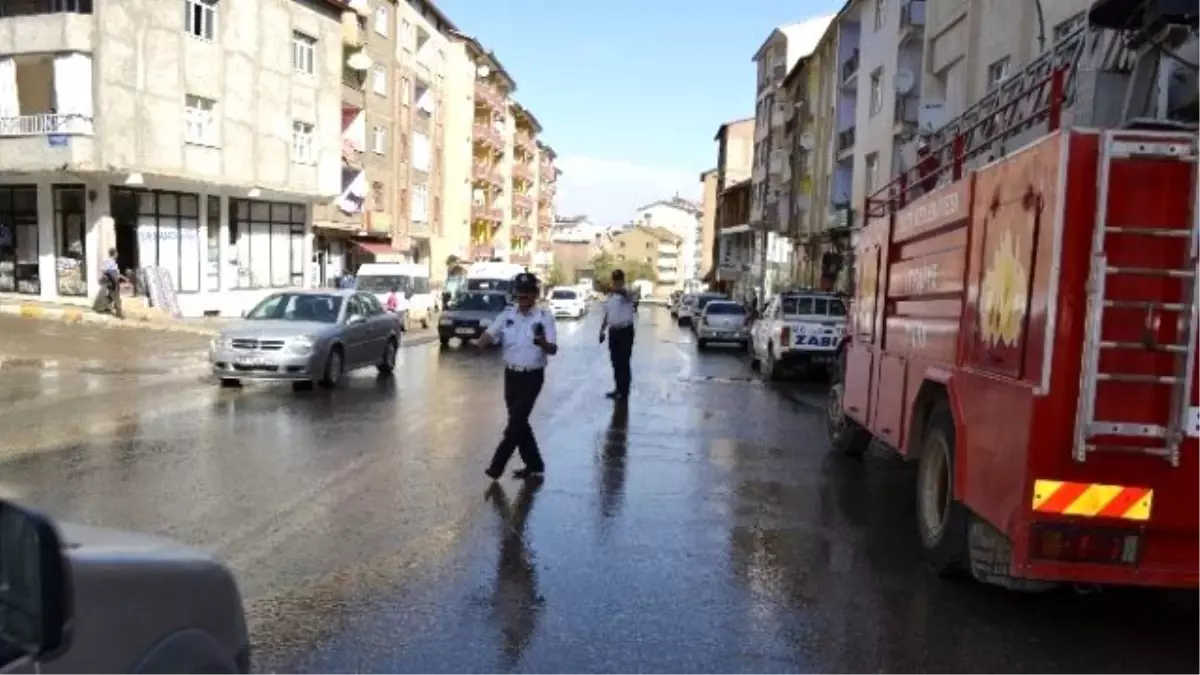 Muş Belediyesi\'nden Yol Yıkama Çalışması