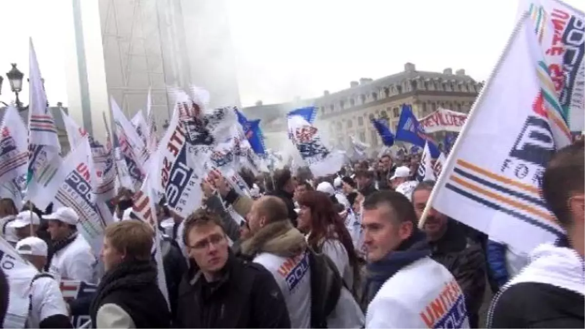 Paris\'te Polis Sokağa İndi