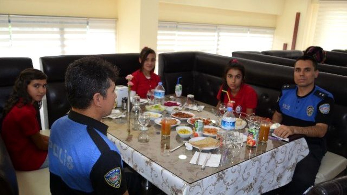 Polisler Öğrenciler İçin Gezi Düzenledi