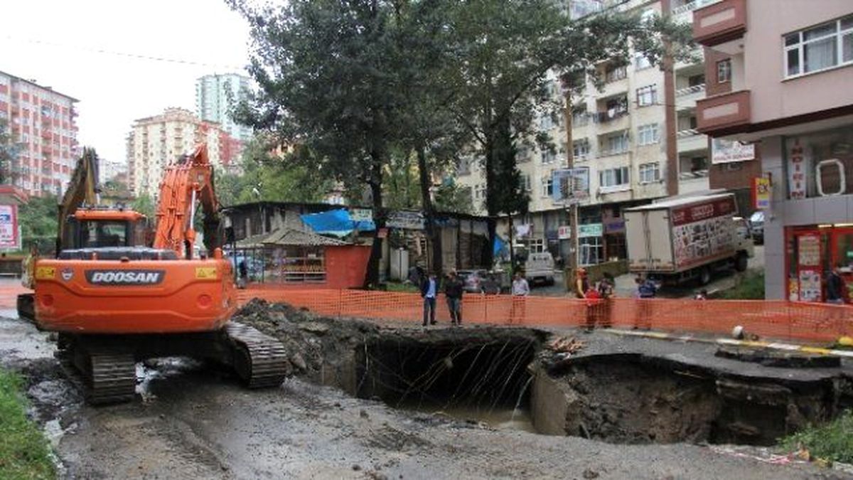 Şiddetli Yağış Nedeniyle Çöken Yolun Altından Dere Çıktı