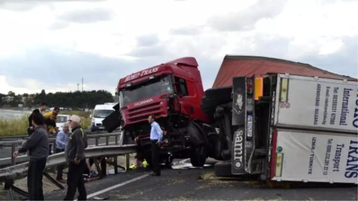 Tır Devrildi, Yol 3 Saat Trafiğe Kapandı