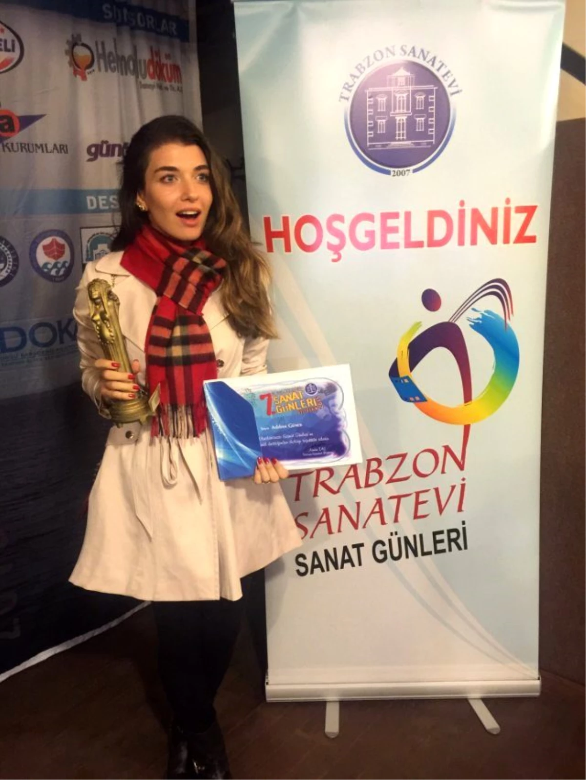 Aslıhan Güner\'i Hayranları Trabzon\'da Yalnız Bırakmadı