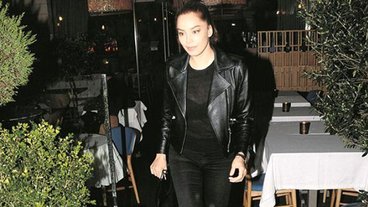 Azra Akın'ın Yüzüne Ne Oldu?