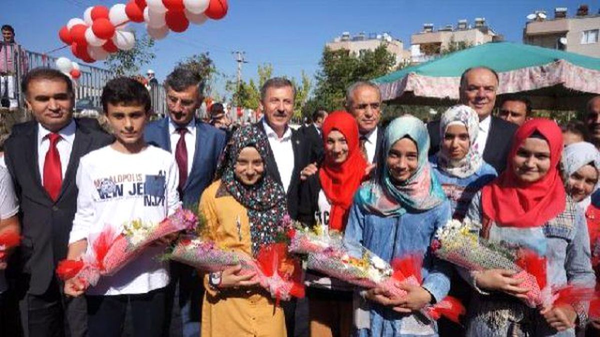 Bakan Topçu Sarıgöl\'de İmam-Hatip Ortaokulu\'nun Açılışını Yaptı
