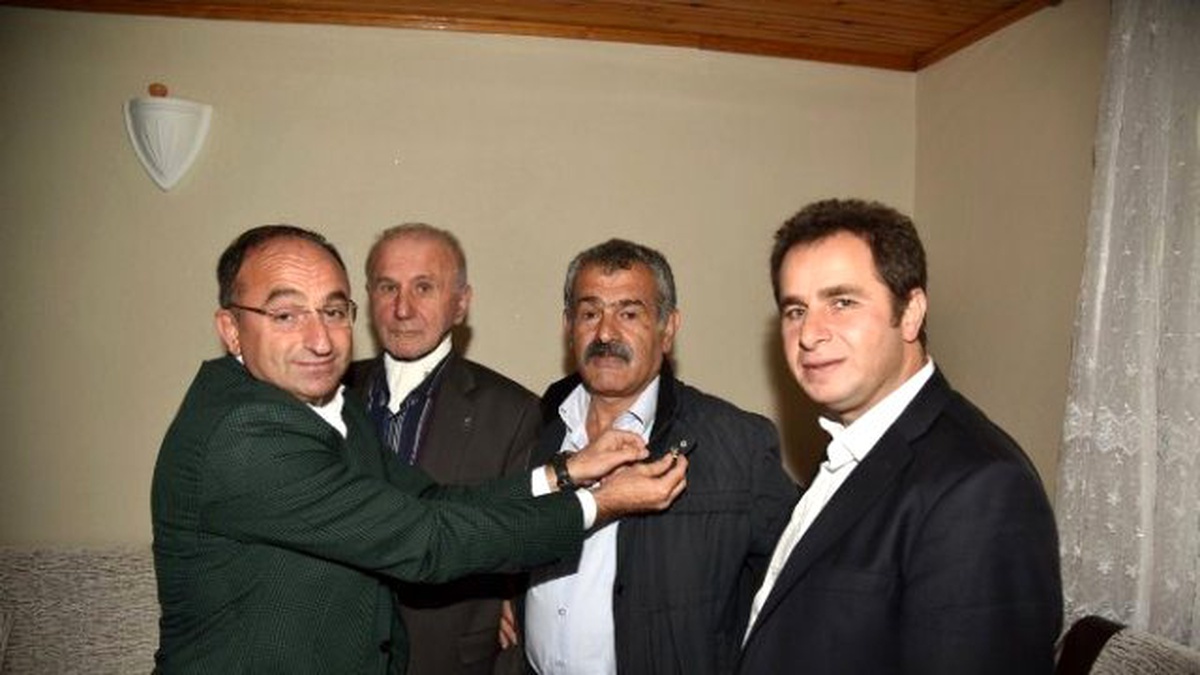 Başkan Üzülmez, CHP Delegelerine AK Parti Rozeti Taktı