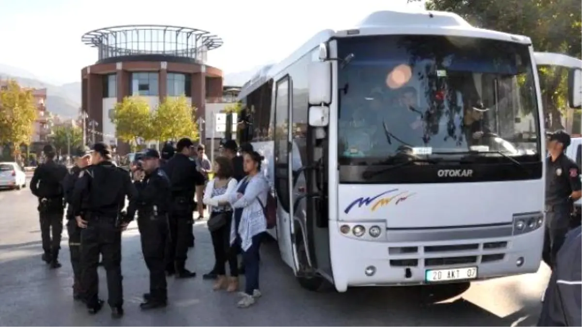 Denizli\'de AK Parti Standını Protestoya 10 Gözaltı