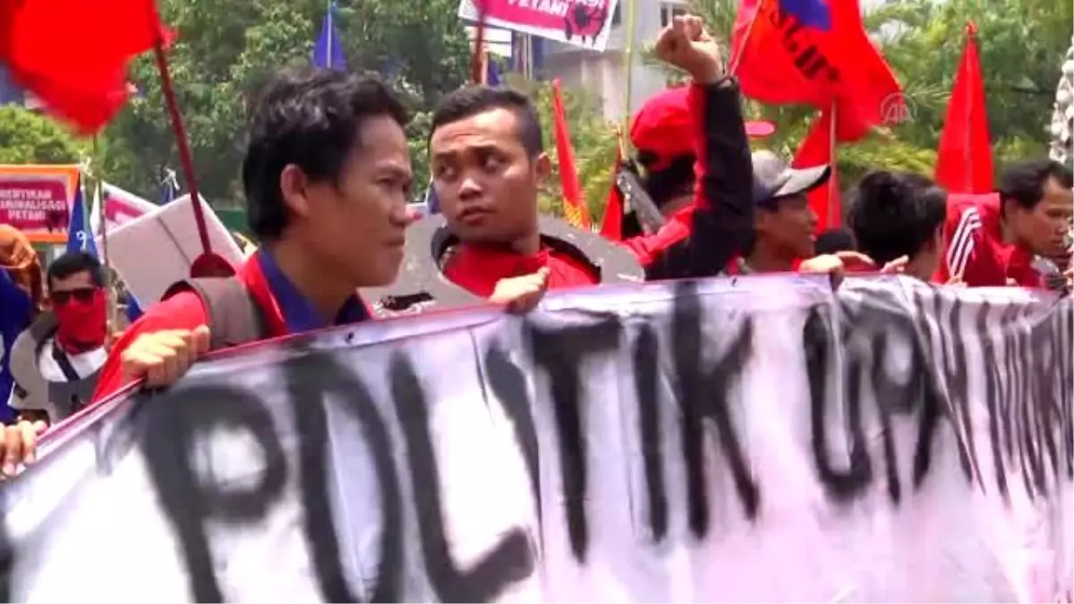 Endonezya'da İşçilerin Düşük Maaş Protestosu