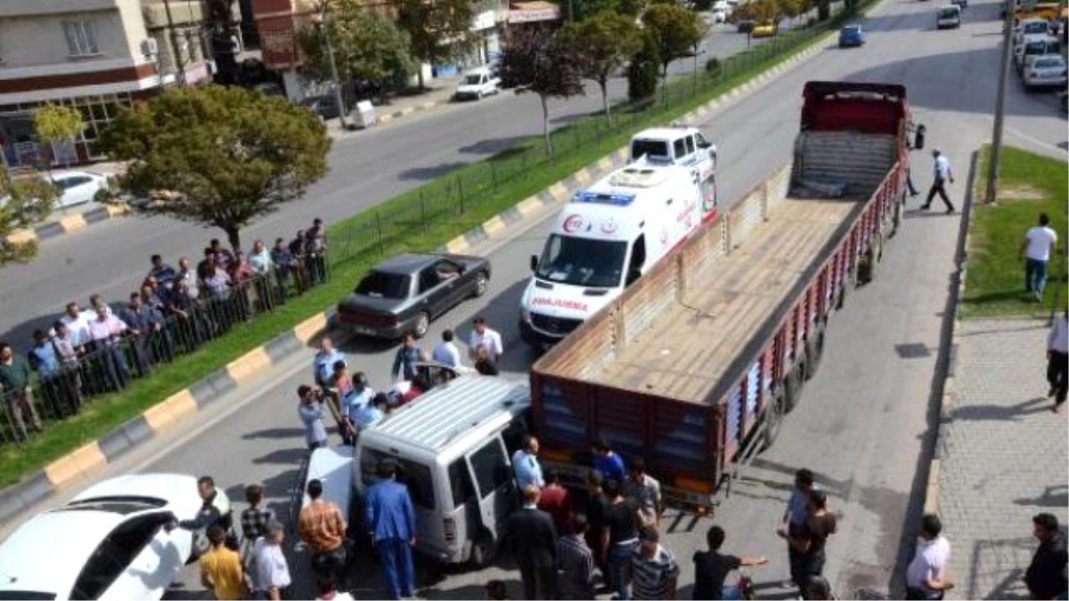 Gaziantep\'te Hafif Ticari Araç Tır\'a Çarptı: 2 Yaralı