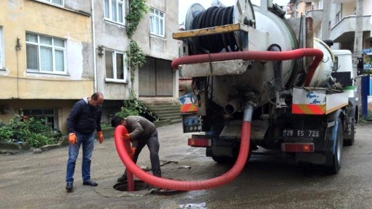 Giresun\'da Yoğun Yağış Sonrası Yağmursuyu Bacaları Temizleniyor
