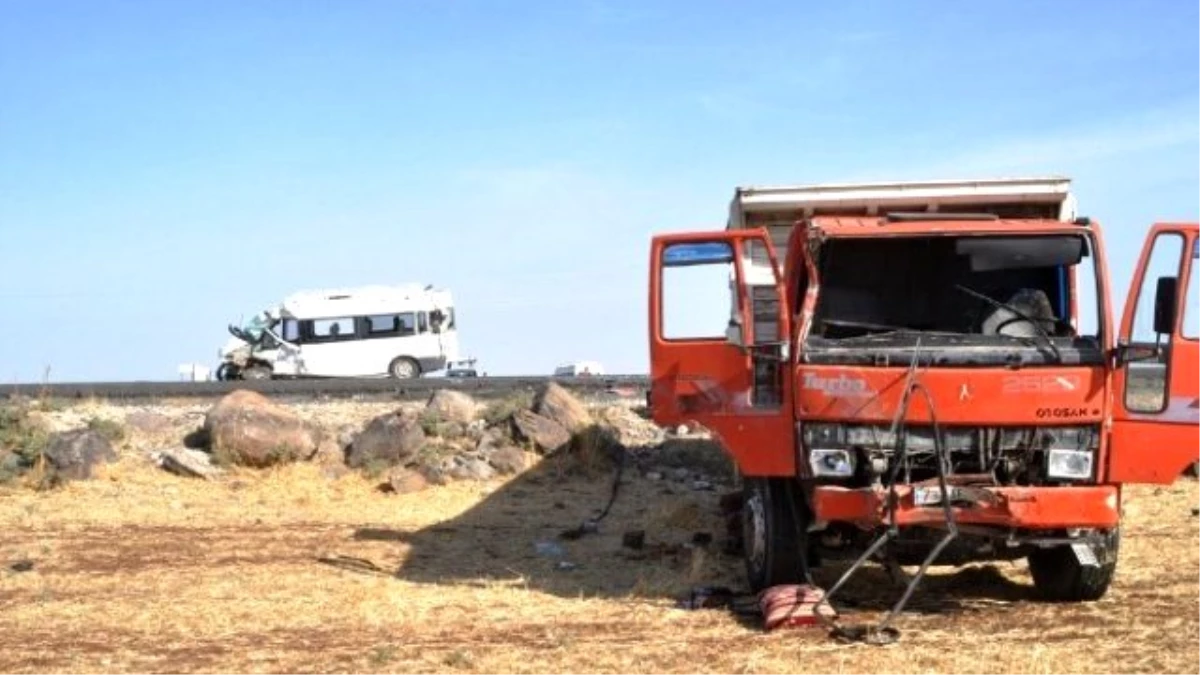 İdil\'de Öğrenci Servisi Kaza Yaptı: 1 Ölü, 15 Yaralı