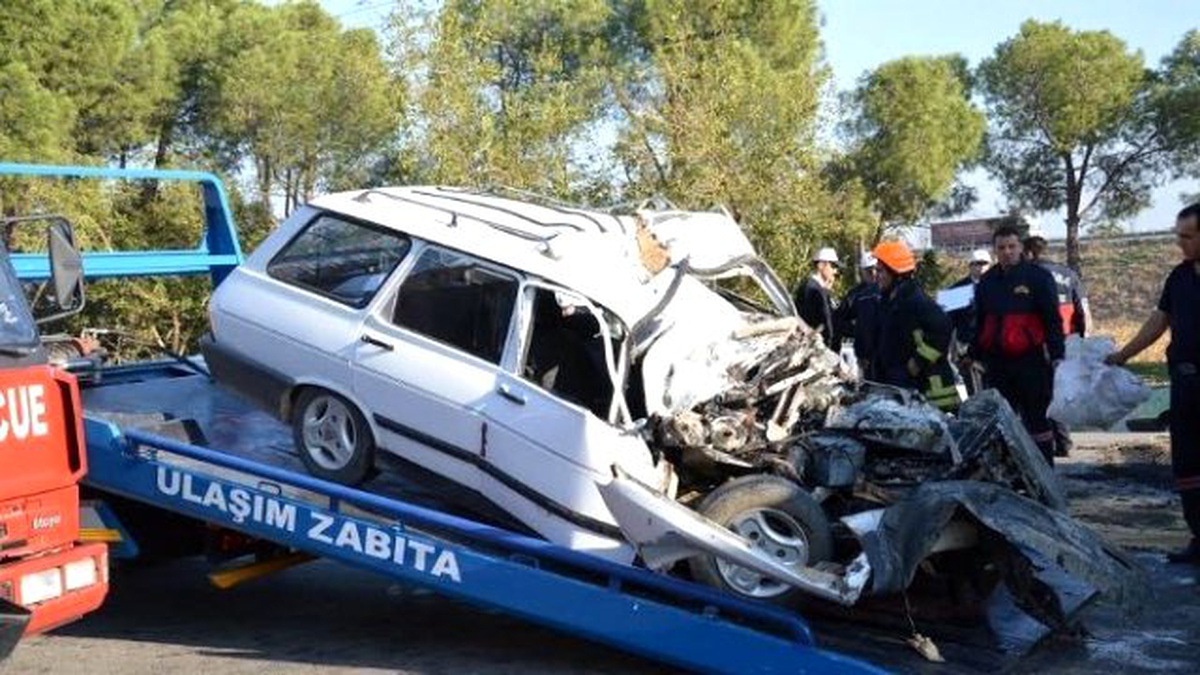 Manisa\'da Otomobille Kamyon Çarpıştı: 1 Ağır Yaralı