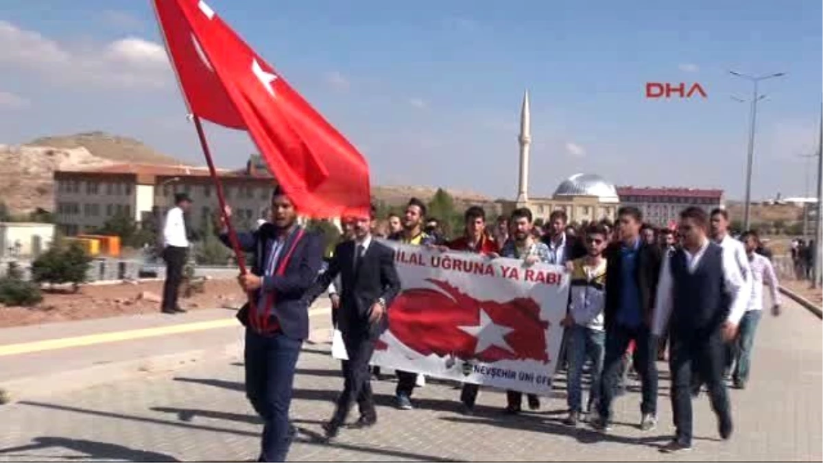 Nevşehir\'de Üniversitelilerden Şehitlere Saygı Yürüyüşü