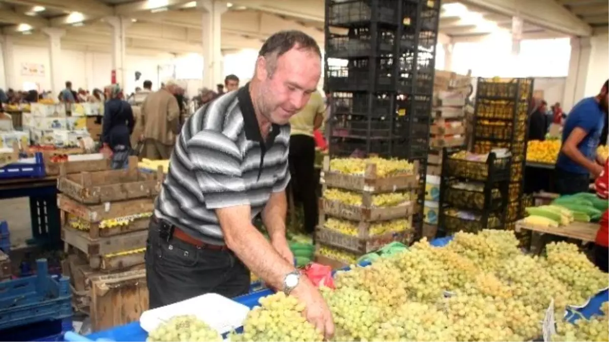 Pazar Tezgahlarında Fiyatları Dudak Uçuklatan Meyveler, Üzüm ve Kivi