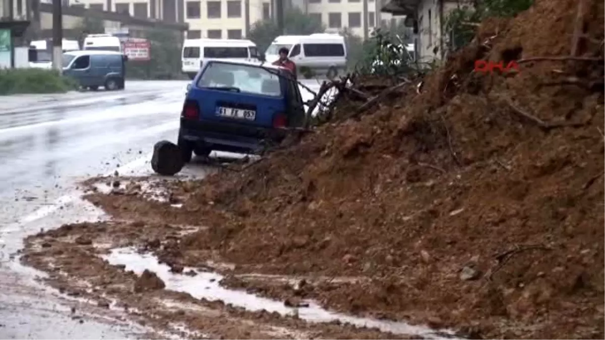 Rize\'de Aşırı Yağış Etkili Oldu: 1 Ev Çöktü, 2 Ev Boşaltıldı, 28 Köy Yolu Ulaşıma Kapandı