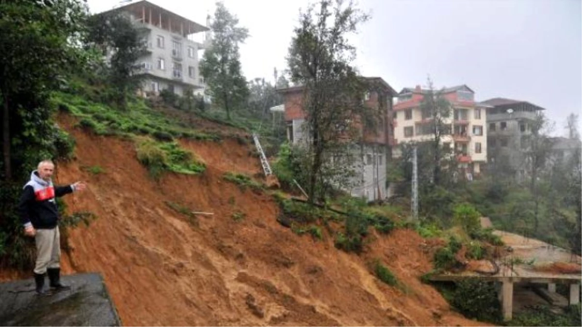 Rize\'de Aşırı Yağış Etkili Oldu: 1 Ev Çöktü, 2 Ev Boşaltıldı, 28 Köy Yolu Ulaşıma Kapandı (2)