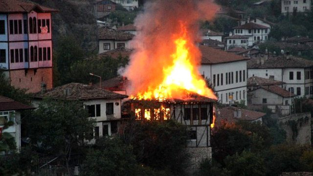 Safranbolu\'da 150 Yıllık Tarihi Ev Alevlere Teslim Oldu
