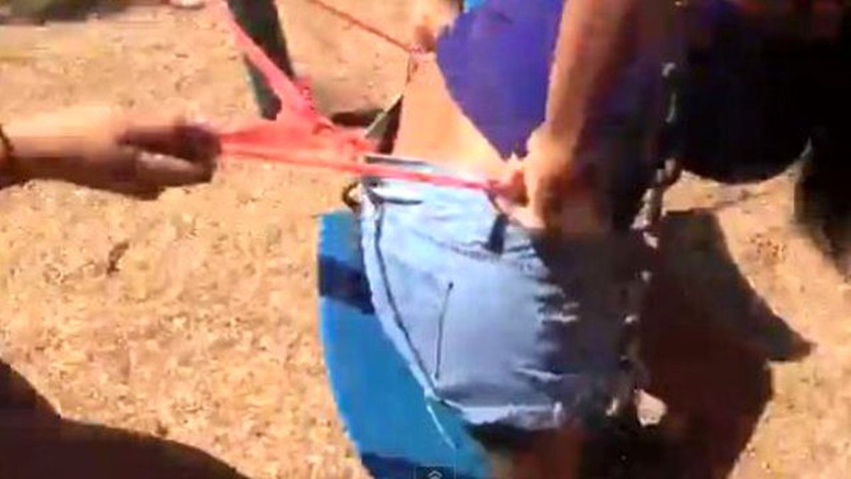 Salıncaktaki Kızın İç Çamaşırını Çekti!