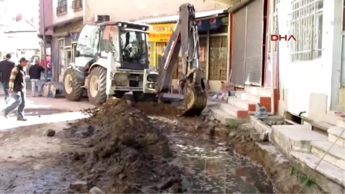 Su Borusu Patladı, Cadde Göle Döndü